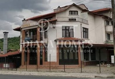 ДИАНА ХОУМС предлага жилищна сграда с ресторант и голям двор в с. Усойка